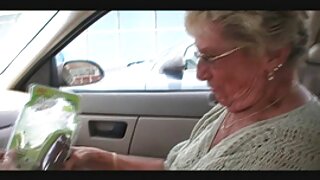 Сладко порно с дърти баби момиче в автомивка трахается с шофьор на кола